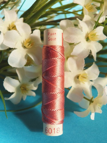 671B/ Beautiful Bobbin Natural Silk Thread At The Pink Bonbon Phoenix No. 6018 - Picture 2 of 2