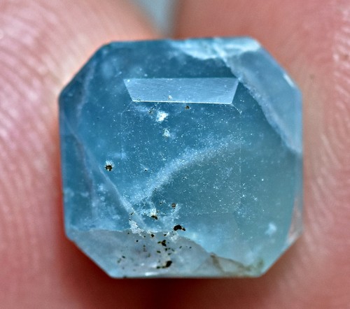 4 Carat Natural Sky Blue Faceted Fluorescent Sodalite Gemstone from Afghanistan - Picture 5 of 10