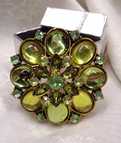 Estate Jewelry ~ Goldtone Green Cabochon Style Rhinestone Accent Pendant Brooch - Picture 4 of 8