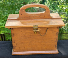 VINTAGE 1940s WOODEN BOX PURSE w/ WOOD HANDLE QUILTED FABRIC LINED WOODEN HINGED