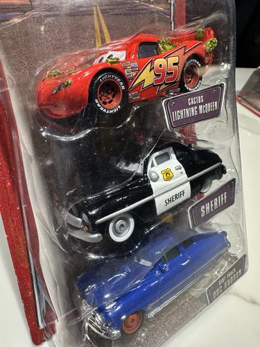 Disney World Of Cars DIRT TRACK Paquete de Regalo - Cactus McQueen, Sheriff & Doc Hudson - Imagen 2 de 5