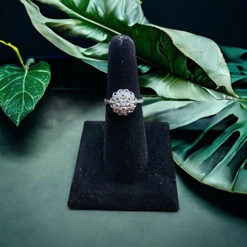 Anillo de cóctel pequeño vintage de diamantes redondos naturales de oro blanco de 14k Foto 2 de 4