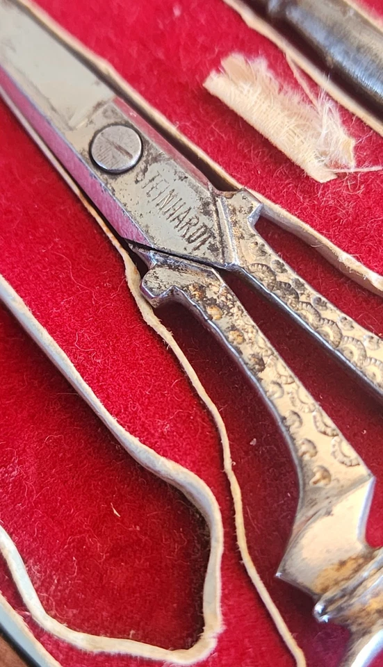 Antiguo Kit de Costura Francesa Victoriano- -Nogal- Tijeras, Dedal y Awl. Foto 4 de 4