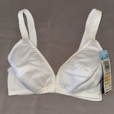 VTG Olga 32B Bra No Seam Bodysilk White Wireless Padded Bust Front Closure