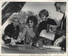 1964 Press Photo Wisconsin candidates wives dig through a car for leaflets
