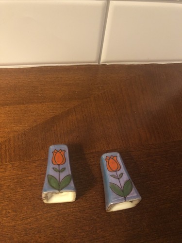 Vintage Salt and Pepper Shakers Ceramic Hand painted Red Tulips Blue Glazed - Picture 3 of 5
