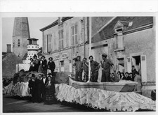 CPA 45 CARTE PHOTO FAY AUX LOGES CARNAVAL CHAR LA MARIE JEANNE (GROS PLAN
