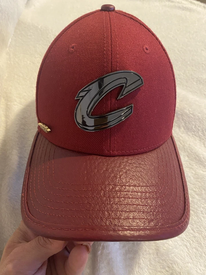 Gorra Pro Estándar Roja NBA Cleveland Cavaliers Wordmark Correa Trasera Cuero Foto 2 de 4
