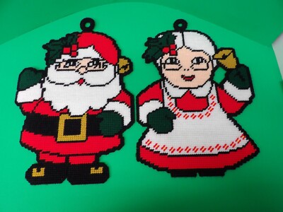 Needlepoint Plastic Canvas Santa Claus & Mrs Claus Yarn Art Vintage 13'' X 10''