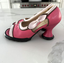 John Fluevog Pin Up bambola Barbie anni 60 50 Bebe punta aperta tacco svasato décolleté taglia 7,5