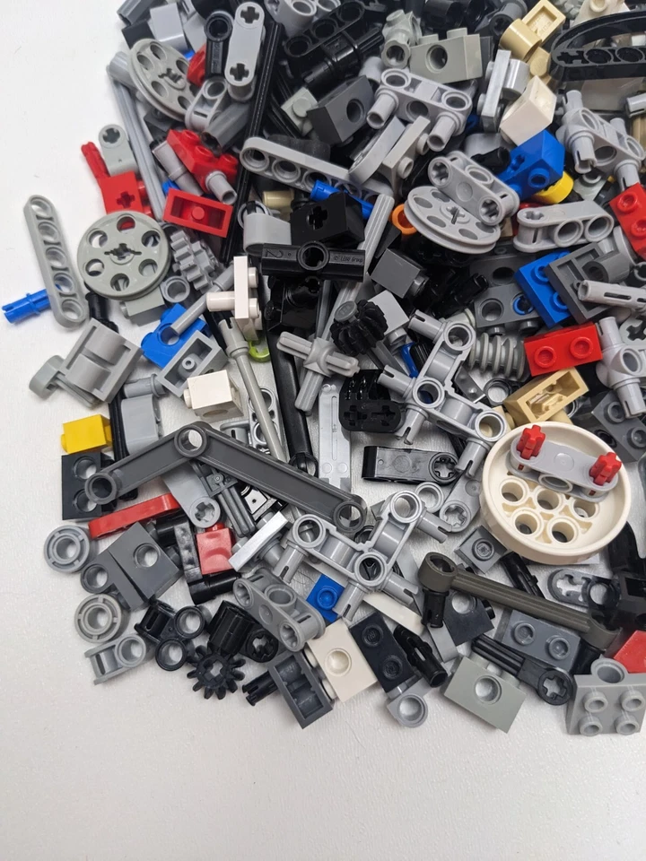 600pcs LEGO Technic Bulk Lot Pins, Axles, Connectors, Small Parts for GBC Robot - Image 4 of 4