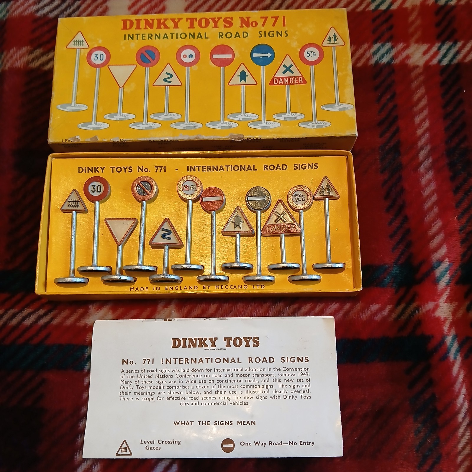 Dinky 771, International Road Signs - Free Price Guide & Review