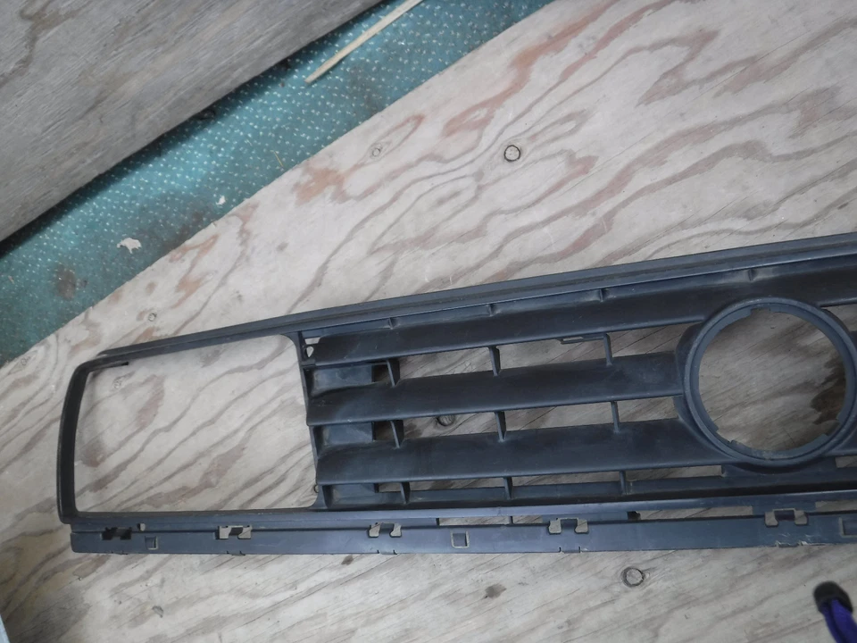 1988 1989 1990 1991 1992 Volkswagen Golf Jetta front grille 165853653E - Imagem 3 de 4