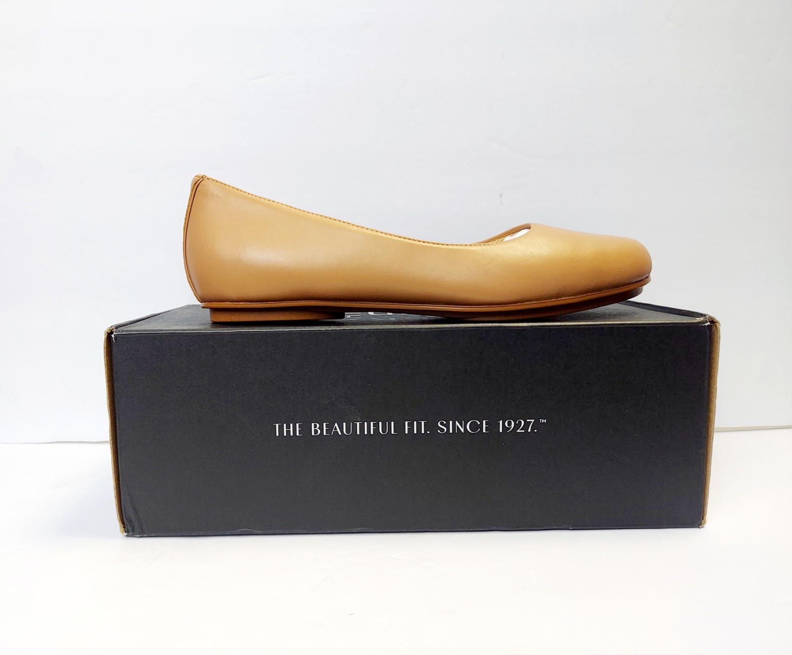 Pisos planos de ballet Naturalizer para mujer talla 6,5 Maxwell Frappe cuero punta redonda