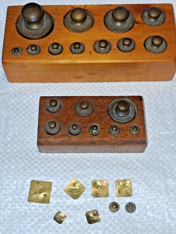 2 BOITES DE POIDS ANCIENS EN BRONZE POUR BALANCE A PLATEAUX ROBERVAL OU AUTRES - Photo 2/4