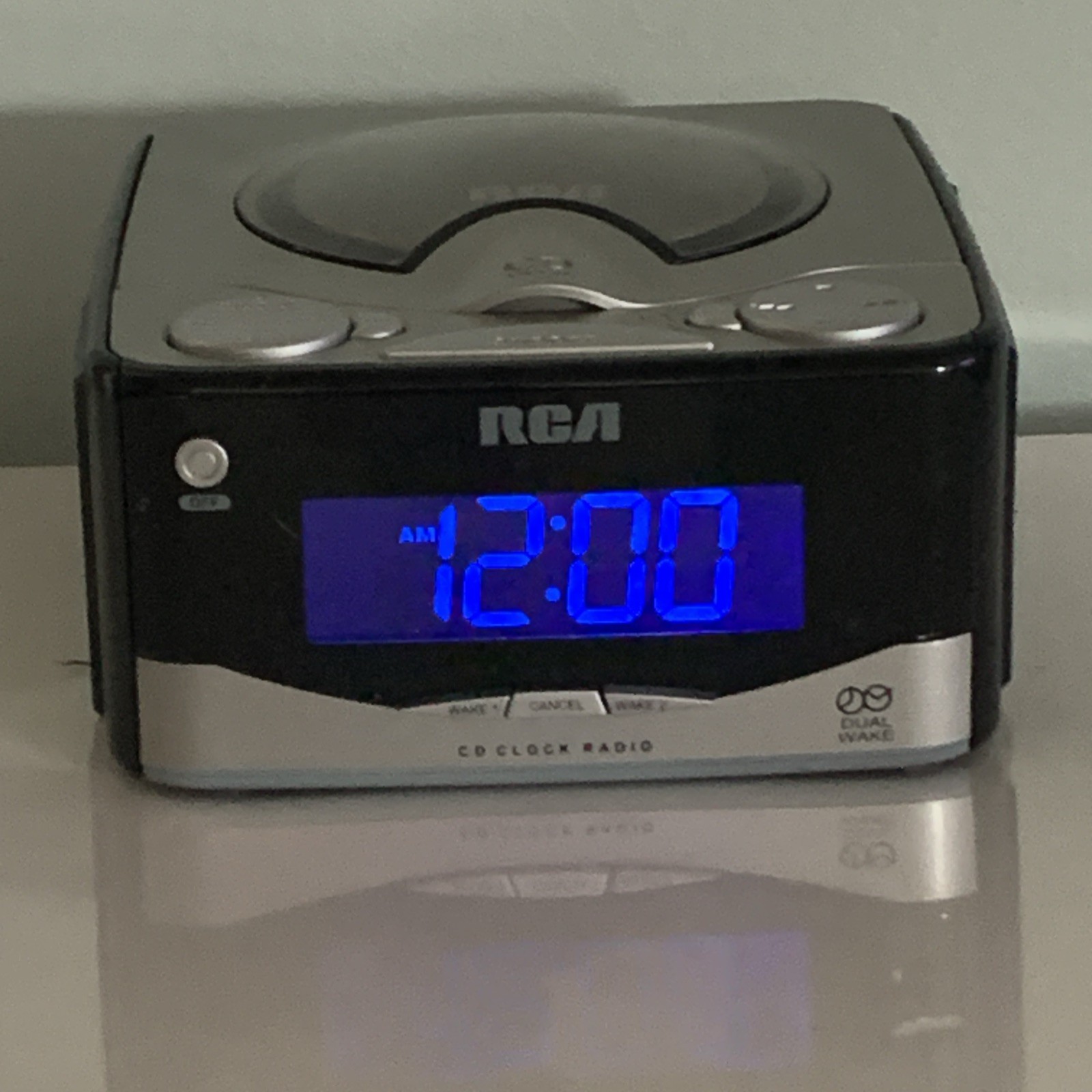 RCA AM/FM Dual Wake Alarm Clock W/CD Player RP4801A Excellent Working Con. W/Box