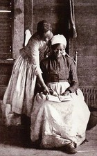 Esclavo liberado aprendiendo a leer, mujer negra afroamericana -- postal de la Guerra Civil