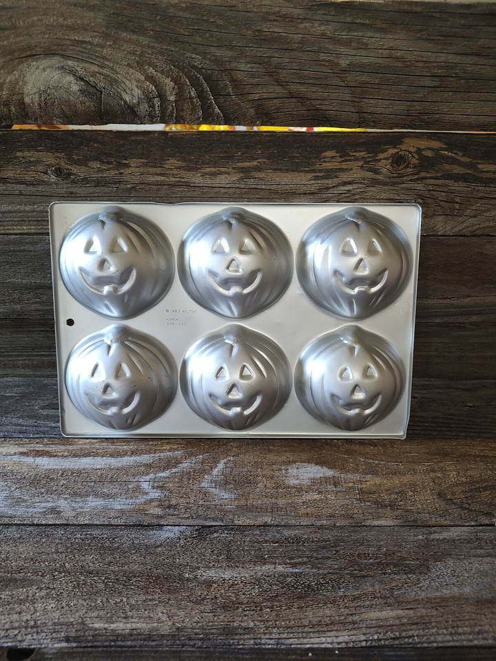 Vintage 1983 Wilton Mini Pumpkin Cake Pan Baking Mold 5081040 12" x 8