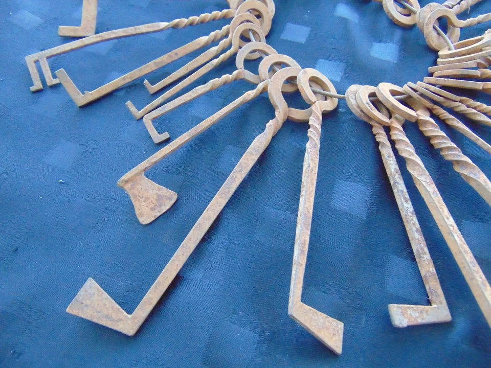 Lot 36 x Antique 18th / 19th C Decorative French Skeleton Keys - Image 3 of 4