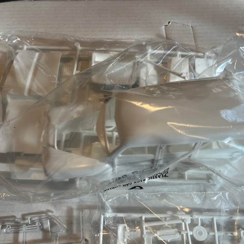 1948 Ford Woody Plastic Model Kit By Revell 1998 1:25 Scale - Picture 8 of 10