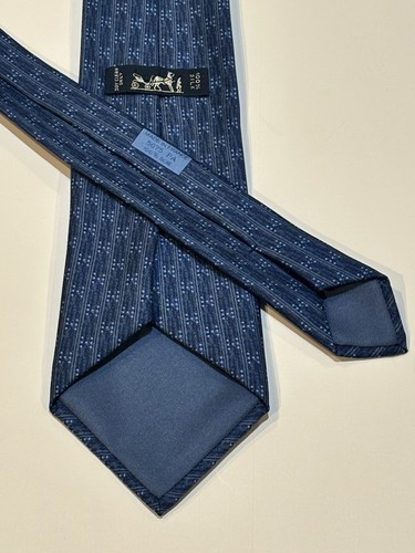 NEU OHNE ETIKETT HERMES PARIS KLASSISCHE HERRENKRAWATTE 100 % SEIDE BLAU HERGESTELLT IN FRANKREICH
