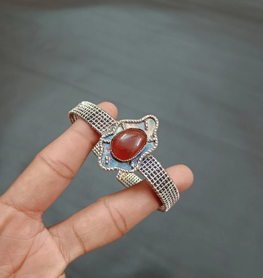 Brazalete de regalo de plata esterlina ajustable envuelto en alambre con gema de coral hecho a mano Foto 4 de 4