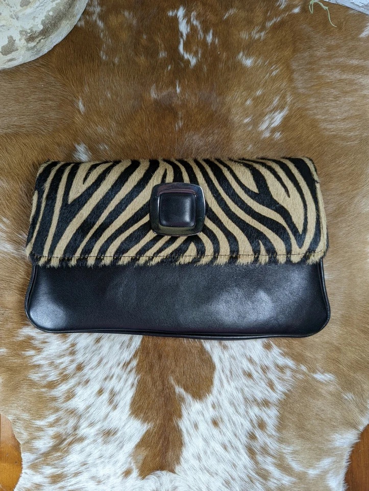 Bolso sin asas bandolera Vaneli vintage de cuero con estampado de rayas de cebra