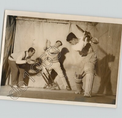 CHARMING VIVID 1920s Press Photo of Schoolboys Playing CRICKET Middlesex ENGLAND