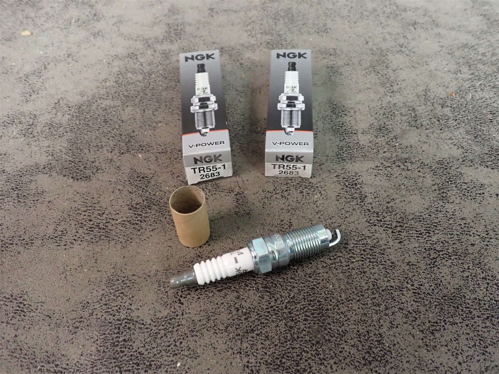 Set of 2 NEW NGK TR55-1 2683 V-Power Spark Plugs BN325