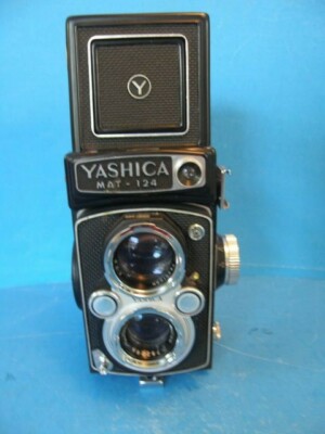 VINTAGE 1970's YASHICA MAT-124 FILM CAMERA WITH LEATHER CASE IN GREAT  CONDITION
