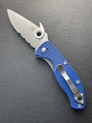 Spyderco Tenacious 8Cr13MoV Steel Combo Serrated Blade-Blue FRN Handle