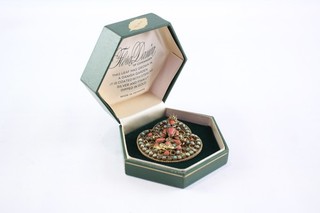 Souvenir Brosche Tibetische Gottheit Koralle Türkis verpackt