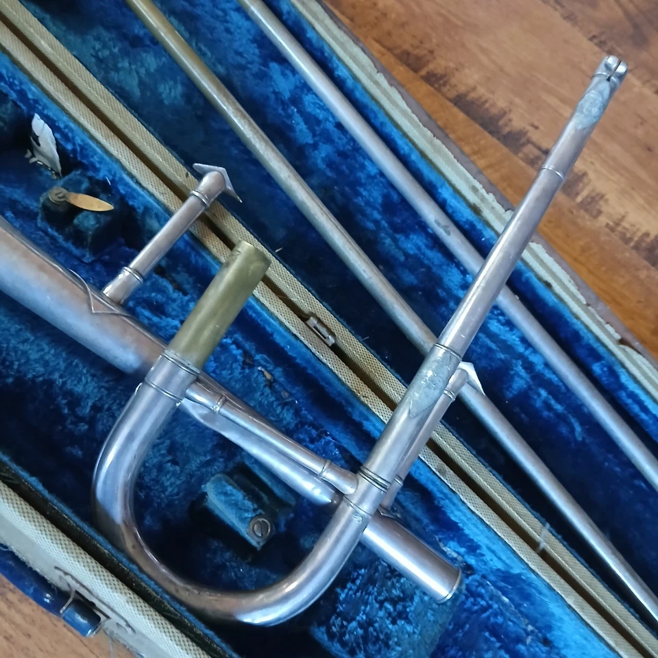 Trombón Grand BUESCHER de colección Elkhart #17720 piezas o reparación con estuche rígido Foto 3 de 4