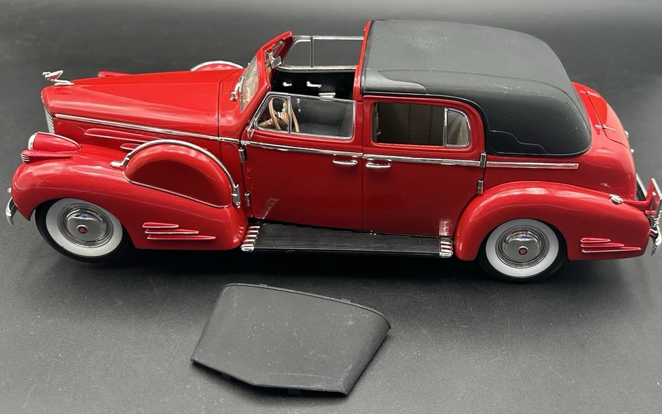 Signature 1938 Cadillac V16 Fleetwood 1:18 Scale Die Cast Car Model Red - Image 4 of 4