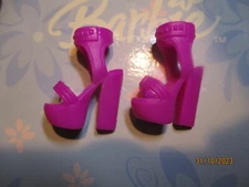 BARBIE DOLL / PAIR OF SHOES: BOOTS, PUMPS ....... (1699)