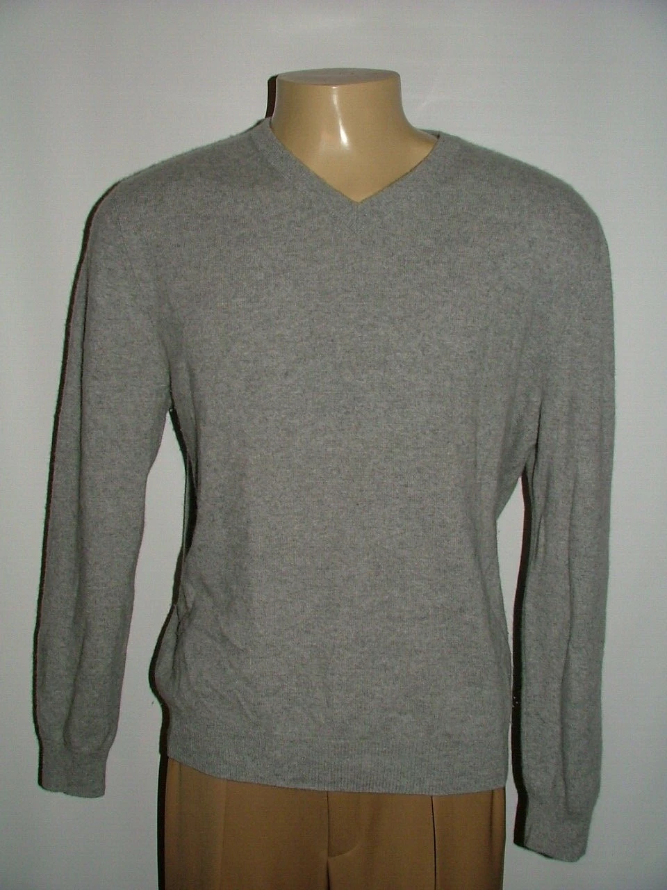 MENS BLOOMINGDALES V-NECK SWEATER SIZE L 100% CASHMERE GRAY SOLID #105