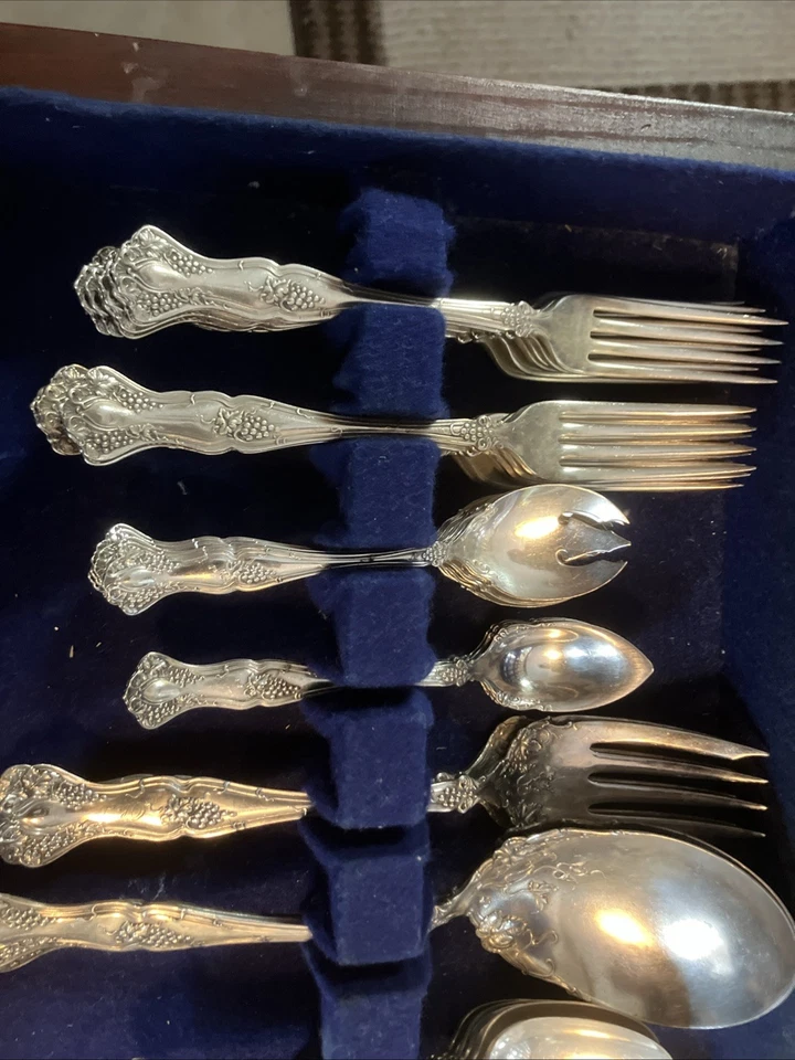 Rogers Bros 1847 International Silver Vintage Uva Silver Plate 76 Piezas Set Lote Foto 3 de 4