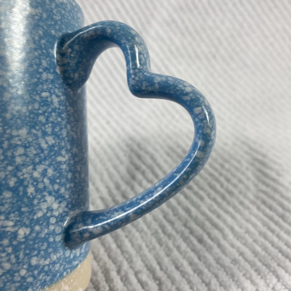 Домашняя керамическая кофейная кружка Gibson с ручкой в виде сердца с синими крапинками и цветочным узором и маргаритками и тюльпанами - Изображение 4 из 4