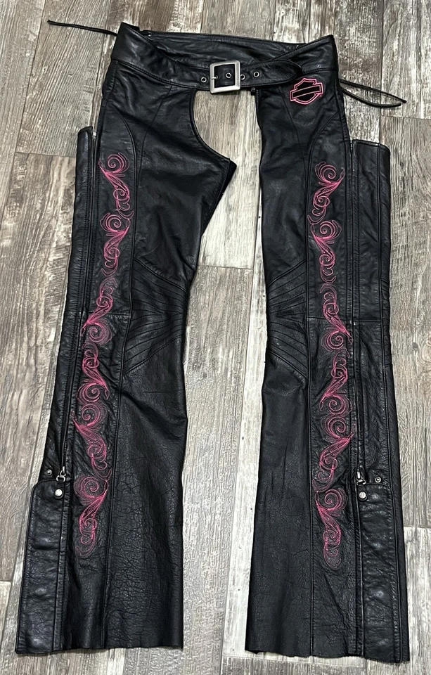 HARLEY-DAVIDSON MUJER PEQUEÑOS BLISSFULL ROSA PERGAMINOS CUERO CHAPS 97069-11VW Foto 2 de 4