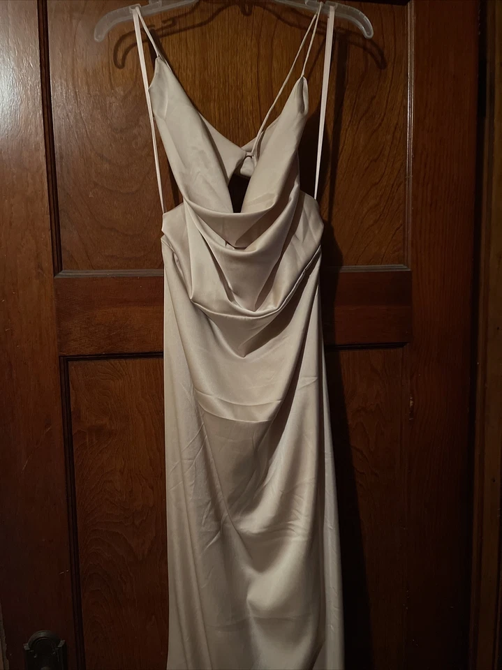 Vestido Serena cuello drapeado en champán Foto 3 de 4