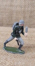 Toy Soldier 1382: WWII German Running w/Pistol  Grenade - 50mm
