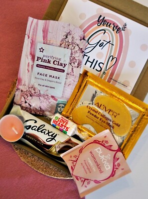 Rosa Mini Spa Verwöhn Geschenkset, Umarmung in einer Box, für Sie, Pflegepaket, Geburtstagsbox