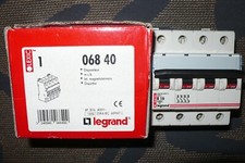 DISJONCTEUR TETRAPOLAIRE 16A COURBE B, 4POLES 4P. 16AMPERES PC25KA LEGRAND 06840