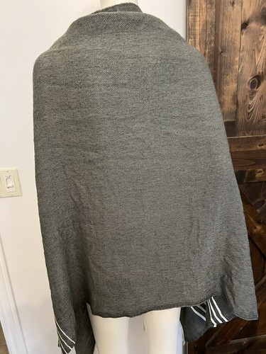 J.CREW Chic Striped Cape Wrap Scarf Poncho Womens Grey Grey Striped Fringe H0129 - Picture 4 of 8