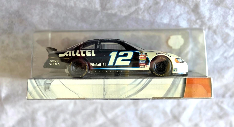 Dodge 1:24 diecast Hot Wheels #12 Ryan Newman Alltel 2004 + auto calibre Team 1:64 Foto 3 de 4
