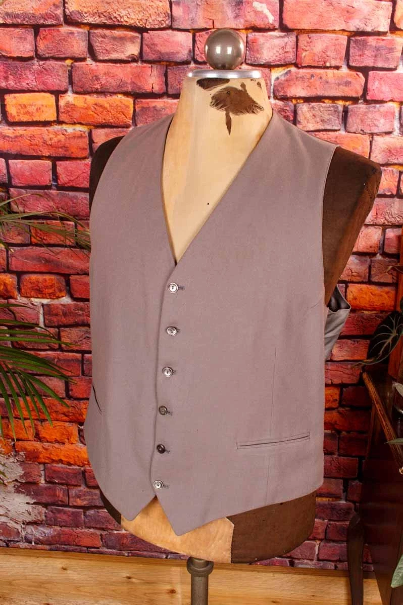 Jeune homme de taille moyenne posant pour un portrait vintage | Image Jeune homme de taille moyenne posant pour un portrait vintage | Image