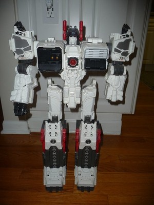 Transformers Generations Titan Class Metroplex