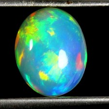 Opale noble du Mexique en ovale cabochon de 2Cts