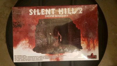 Mezco Toyz Silent Hill 2 5 Points Deluxe Figure Boxed Set Pyramid Head And Nurse