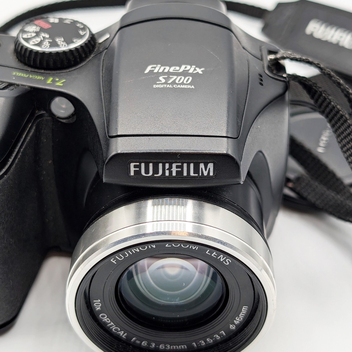 FUJIFILM FinePix S700 7.1MP 10x Digital Camera With Case & Strap